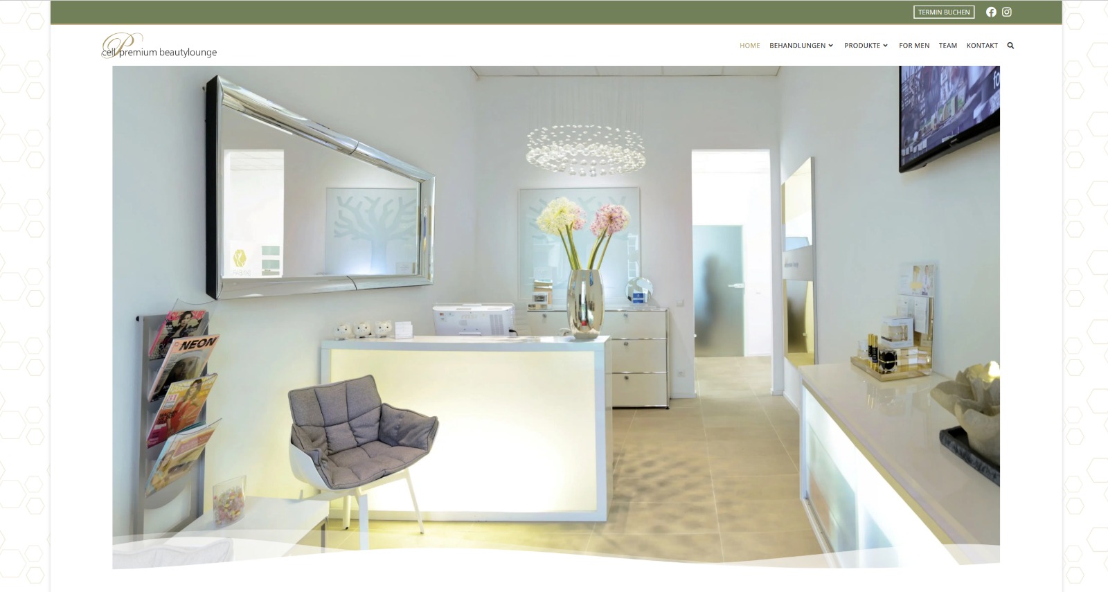 Webdesign-Referenz Beautylounge – heller Empfangsbereich mit Spiegel und Tresen.