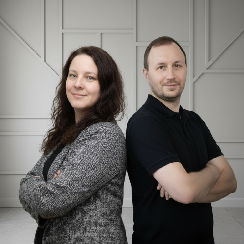 Silvi und Stefan stehen Rücken an Rücken und blicken freundlich in die Kamera – euer Team für Design und Web.